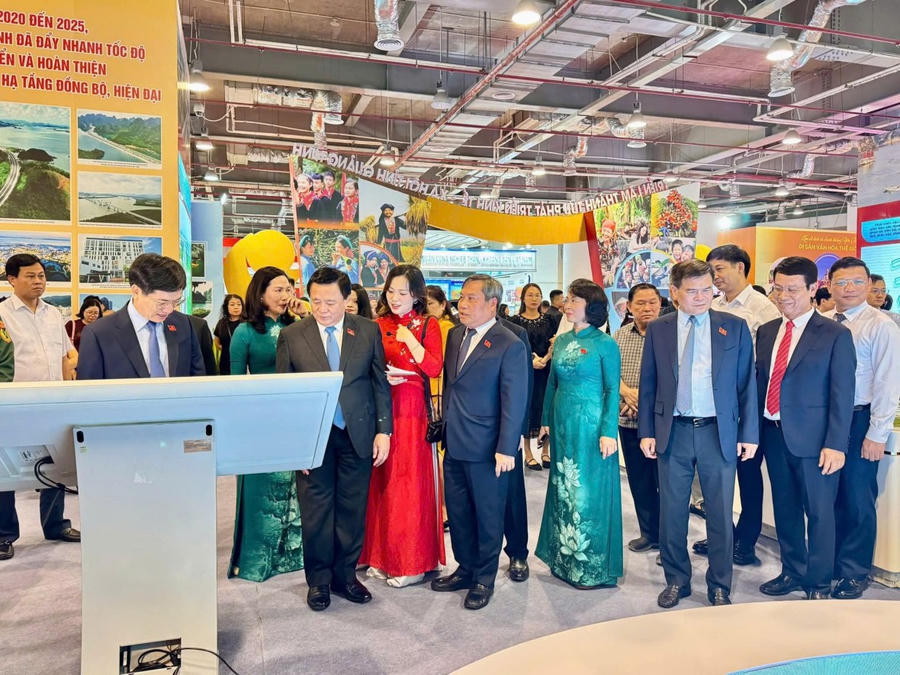 Các đại biểu tham quan không gian triển lãm thành tựu kinh tế - xã hội tỉnh Quảng Ninh giai đoạn 2020 – 2025