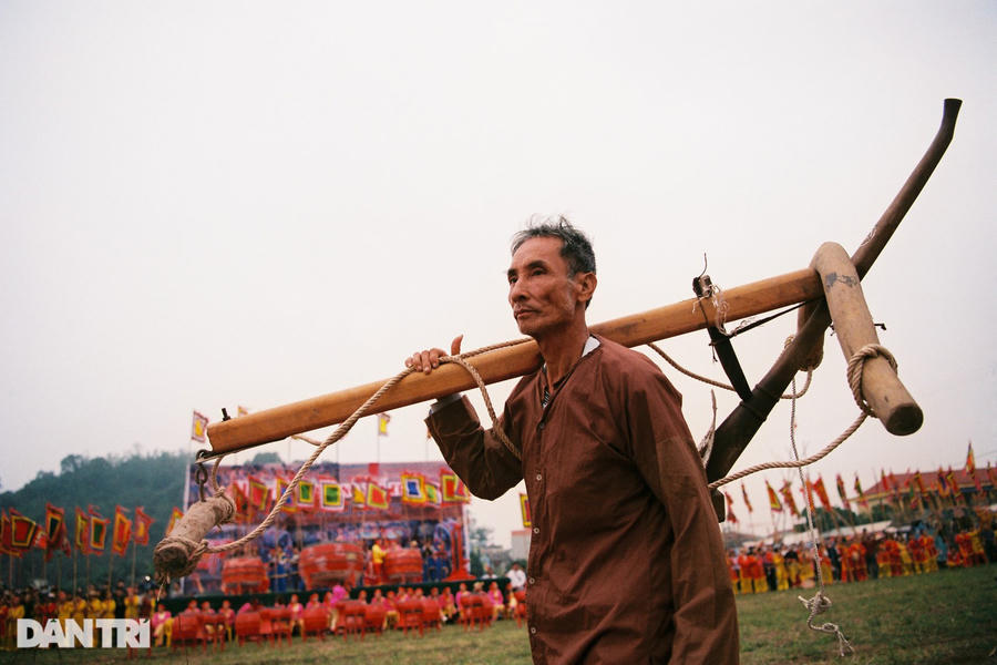 Sáng ngày mùng 7, Lễ hội xuống đồng đi cày đầu xuân mới chính thức diễn ra tại cánh đồng làng. Đòn cày được người dân mang ra lễ hội, sẵn sàng cho hoạt động tế lễ và xuống đồng.