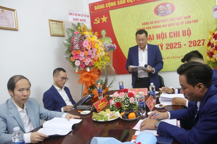 Đồng chí Trần Phong Trần - Bí thư Chi bộ nhiệm kỳ 2022 - 2025, báo cáo tại Đại hội.