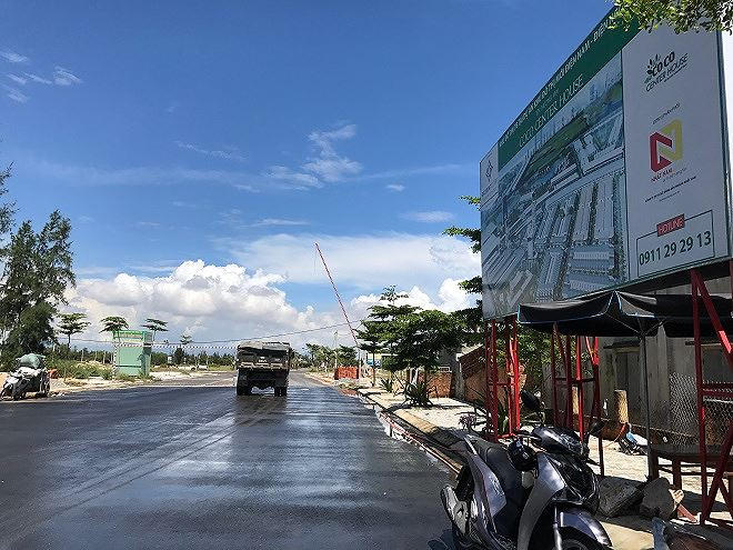 Tại miền Trung, hiện có nơi sốt đất ảo, nhưng cũng có những nơi “người mua đi thành từng đoàn, đến đâu giao tiền đến đấy”.