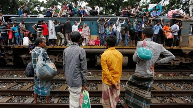 Các toa tàu chật kín khách khi người dân về nhà để ăn mừng lễ Eid al-Fitr ở Dhaka, Bangladesh. (Ảnh: Reuters)