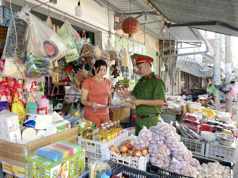 Lực lượng Cảnh sát kinh tế Bạc Liêu, phát tờ rơi tuyên truyền về vệ sinh an toàn thực phẩm.