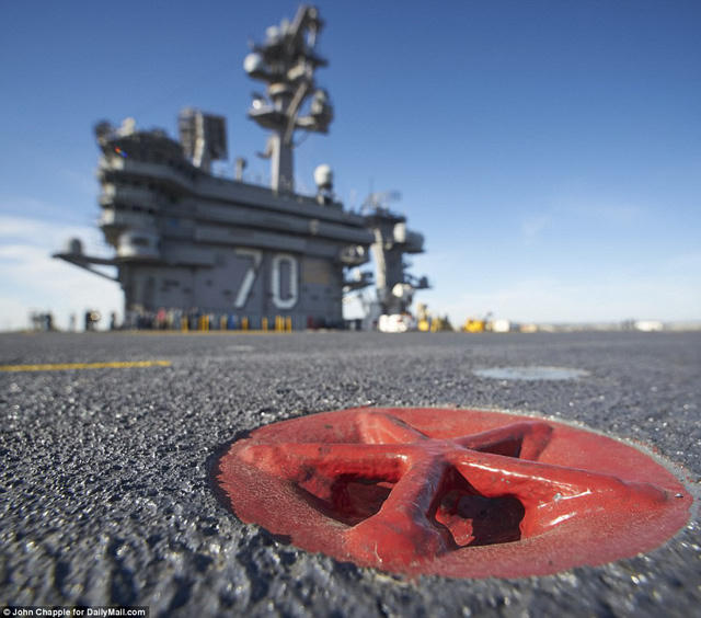 Tai móc cáp được sơn màu đỏ trên tàu sân bay USS Carl Vinson (Ảnh: Dailymail)
