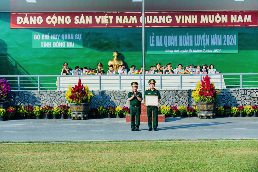 Bộ Chỉ huy quân sự tỉnh Đồng Nai đón nhận danh hiệu đơn vị vững mạnh toàn diện mẫu mực tiêu biểu do Bộ Quốc phòng tặng.