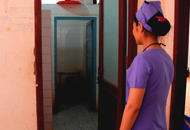 Khu nhà vệ sinh nơi phát hiện thi thể hai bé sơ sinh. (Ảnh: báo Công an nhân dân)