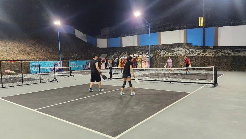 Cặp đôi nam nữ CLB Pickleball VNPT trong trận đấu giao hữu.