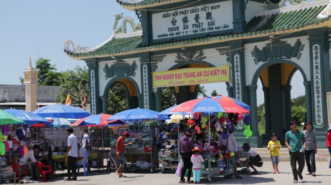 Theo ghi nhận của Pv Pháp luật Plus vào chiều ngày 15/7, tình trạng lộn xộn và bát nháo trước cổng vào chùa như là một cái chợ.