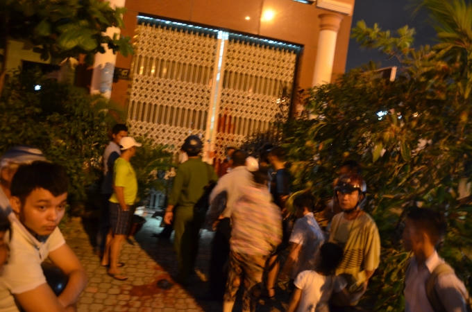 Nhóm thanh niên bị chủ nợ nhốt bên trong