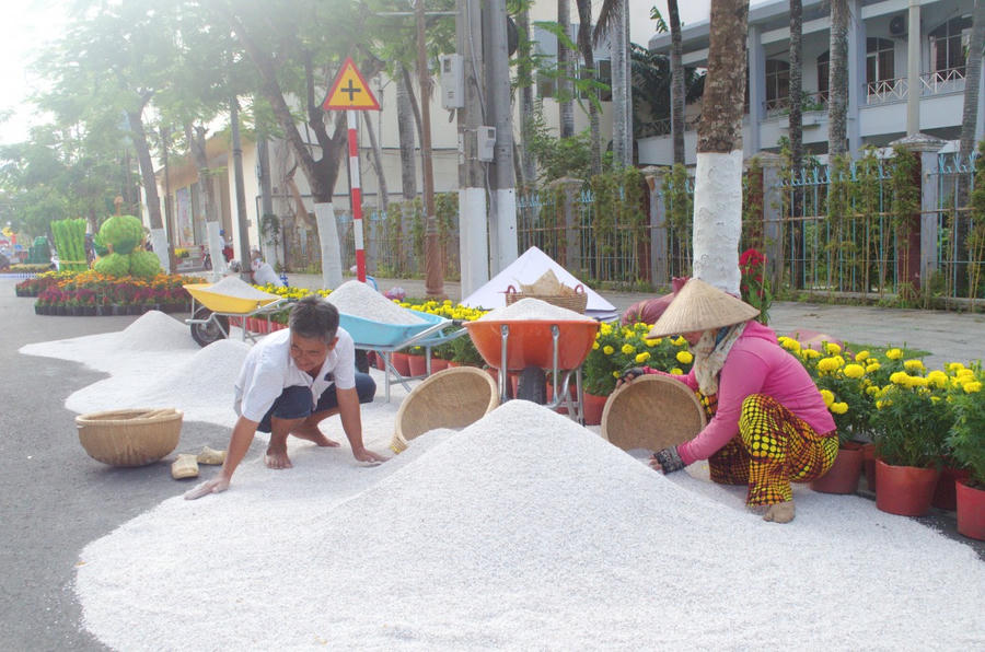 Tiểu cảnh ruộng muối Bạc Liêu, đặc biệt trong tháng 3/2025, tỉnh Bạc Liêu tổ chức Festival nghề Muối Việt Nam - Bạc Liêu năm 2024 với chủ đề “Nâng tầm giá trị hạt muối Việt Nam”.