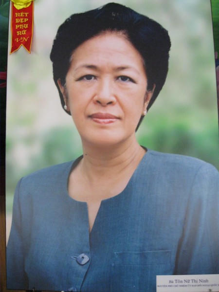 Bà Tôn Nữ Thị Ninh, Người từng giữ vị trí Đại sứ đặc mệnh toàn quyền Việt Nam tại Liên minh châu Âu và một số quốc gia khác như: Bỉ, Hà Lan… Bà từng là Phó chủ nhiệm uỷ ban đối ngoại Quốc hội Việt Nam đồng thời cũng từng giữ một vị trí quan trọng trong Uỷ ban Trung ương hội Liên hiệp phụ nữ Việt Nam. ảnh 3