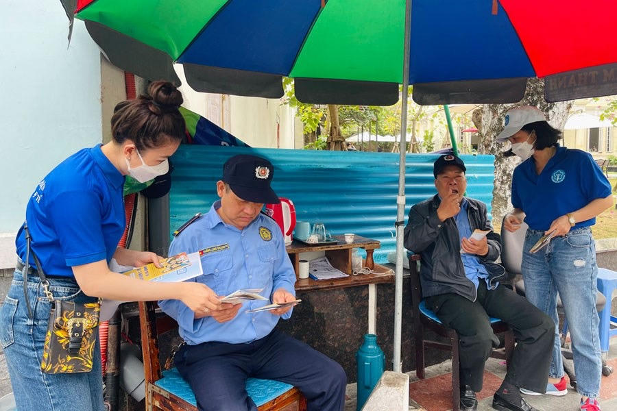 Cán bộ BHXH TP Hải Phòng tuyên truyền về chính sách hỗ trợ đóng BHYT.