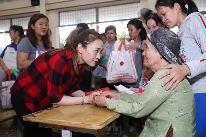 Những hình ảnh ấn tượng Mỹ Tâm trong chuyến thiện nguyện cuối năm