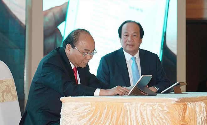 Thủ tướng Nguyễn Xuân Phúc và các đại biểu bấm nút khai trương trục liên thông văn bản quốc gia