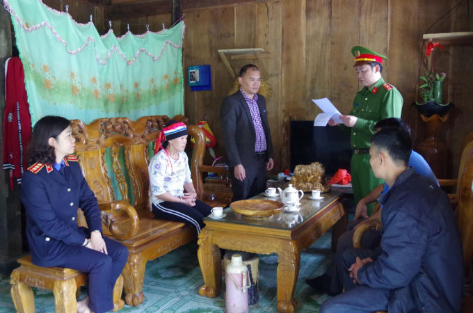 Cơ quan công an đọc lệnh khám xét nhà của ông Hạc.