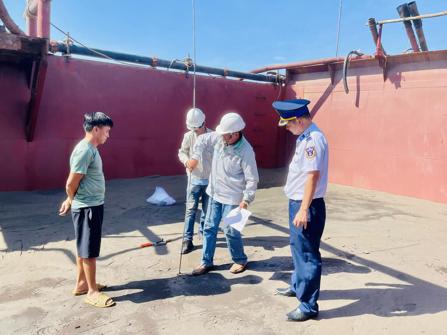 Lực lượng chức năng tiến hành đo, kiểm khối lượng cát trên tàu HD-2476.