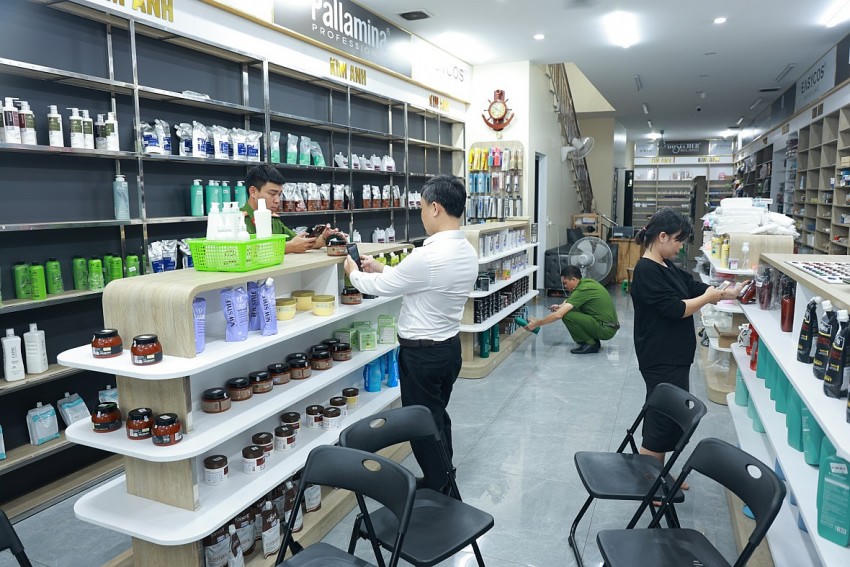 Lực lượng chức năng kiểm tra, truy xét nguồn gốc mỹ phẩm