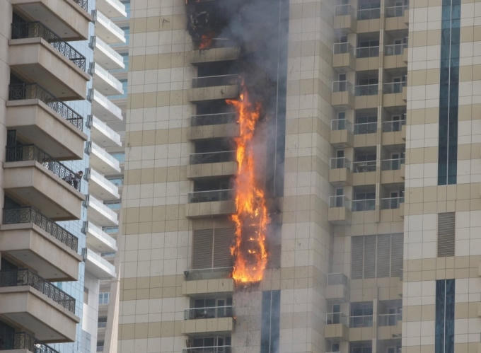 Ngọn lửa bùng lên từ tầng 35 của tháp Sulafa.