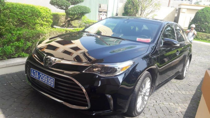 Chiếc xe biển kiểm soát 43A-299.99, hiệu Toyota Avalon, đời 2016 phục vụ lãnh đạo Thành ủy Đà Nẵng do doanh nghiệp tặng.