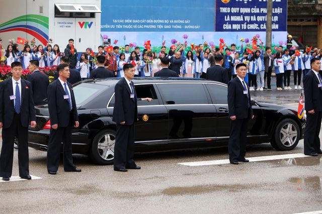 Siêu xe dừng lại, đội vệ sĩ đứng lại, quan sát phía bên ngoài theo các hướng.