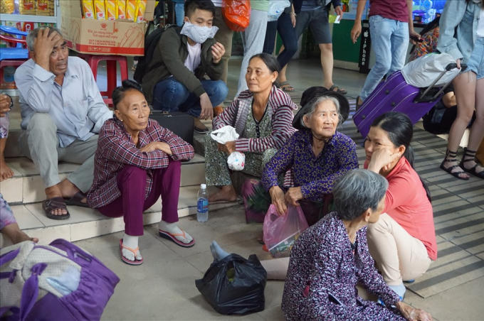 Người dân ngồi la liệt chờ lên xe đi nghỉ lễ.