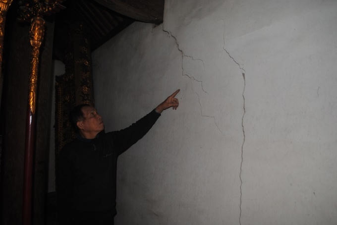Tường nhà Thượng điện và Trung điện xuất hiện nhiều vết nứt đáng báo động. Ảnh Duy Ngợi