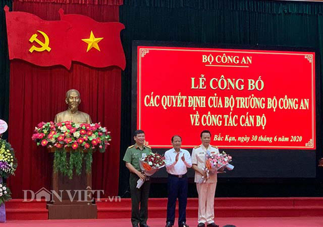 Ông Lý Thái Hải - Phó Bí thư Tỉnh ủy, Chủ tịch UBND tỉnh Bắc Kạn tặng hoa chúc mừng Giám đốc Công an tỉnh Bắc Kạn và Cục trưởng Cục Công nghệ thông tin Bộ Công an (Ảnh: Báo Dân việt).