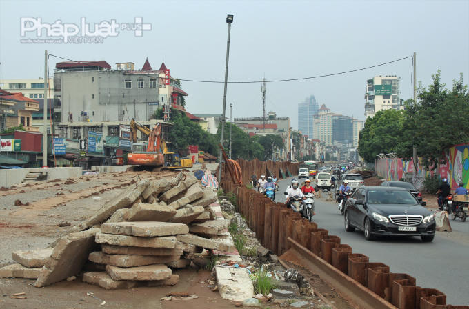 Sau hơn 8 tháng thi công, công trình hiện vẫn còn khá nhiều hạng mục chưa hoàn thiện