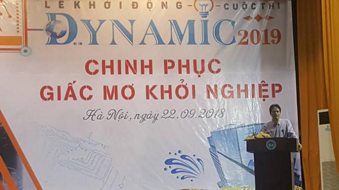 Lãnh đạo trường ĐH Kinh tế Quốc Dân phát biểu tại buổi lễ.