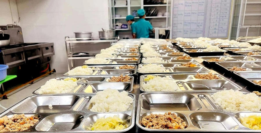 Bữa ăn bán trú của học sinh tiểu học và mầm non công lập tại Quảng Bình phải đóng thuế 2 lần.