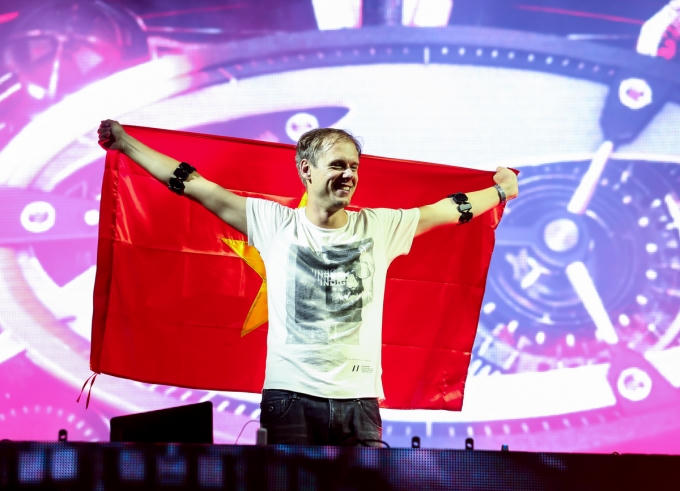 DJ Armin Van Buuren khoác cờ Việt Nam khuấy động đêm đông Hà Nội