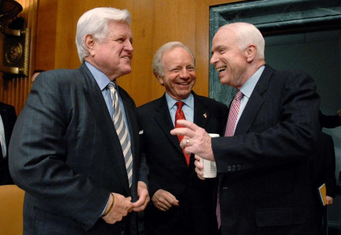 Thượng nghị sĩ Edward Kennedy, Joe Lieberman và John McCain nói chuyện tại Washington năm 2008. Ảnh: Reuters.