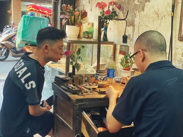 Khách ghé tới của tiệm ông Thành không chỉ có người trong nước mà còn cả các du khách nước ngoài đủ mọi lứa tuổi từ già đến trẻ