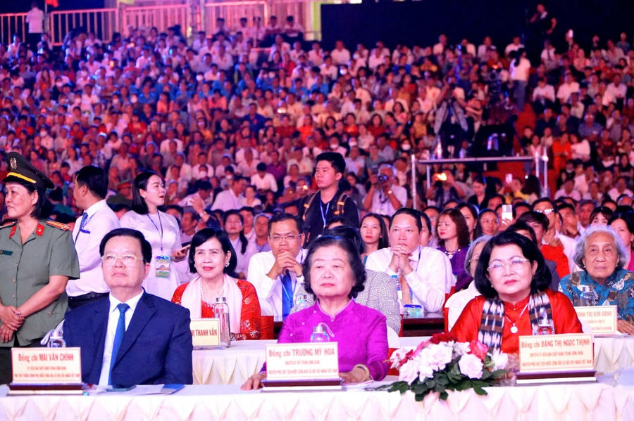 Phó Thủ tướng Chính phủ Mai Văn Chính cùng nguyên Phó Chủ tịch nước Trương Mỹ Hoa, nguyên Phó Chủ tịch nước Đặng Thị Ngọc Thịnh tham dự buổi lễ (Ảnh: Khánh Thùy)