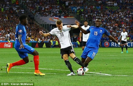 Pha bóng mà Toni Kroos đòi hỏi trọng tài phạt Pogba vì cho rằng mình bị phạm lỗi.