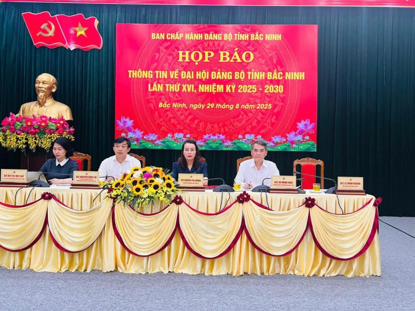 Các đại biểu chủ trì họp báo thông tin về Đại hội Đảng bộ tỉnh Bắc Ninh lần thứ XVI, nhiệm kỳ 2025 - 2030.