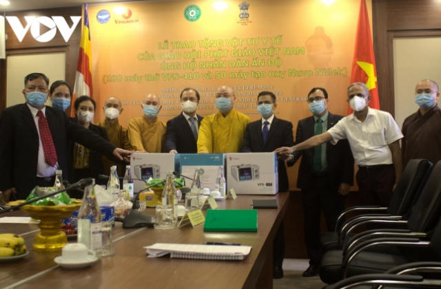 Giáo hội Phật giáo Việt Nam trao tặng máy thở, máy tạo oxy cho Ấn Độ