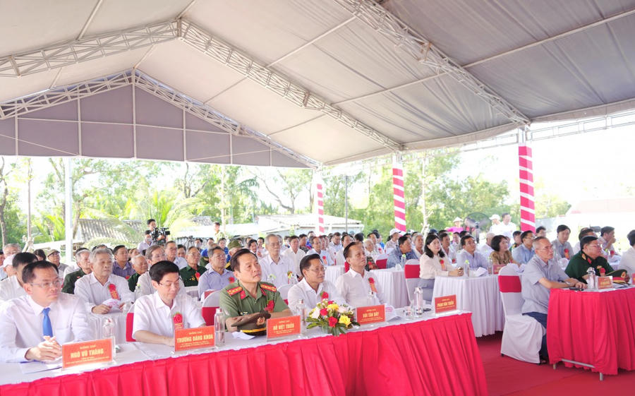 Đại biểu tham dự Lễ khánh thành Di tích Chiến thắng Đầm Dơi – Cái Nước – Chà Là.