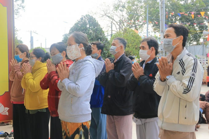 Bà con tín đồ luôn đeo khẩu trang trong suốt quá trình tham gia lễ