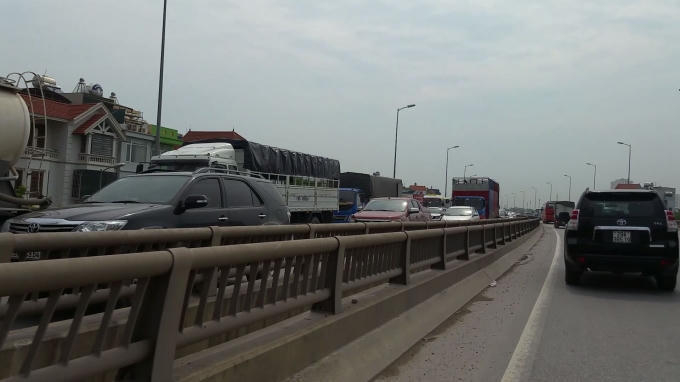 Dòng xe ùn tắc kéo dài hơn 5km. Ảnh: Huy Trung