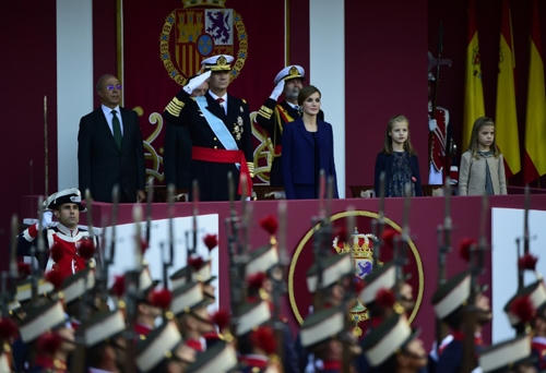 Vua Felipe V của Tây Ban Nha cùng vợ là Hoàng hậu Letizia, Công chúa Leonor và Công chúa Sofia thamđự cuộc diễu hành quân sự nhân ngày Quốc khánh Tây Ban Nha tại Madrid (Ảnh: AFP)