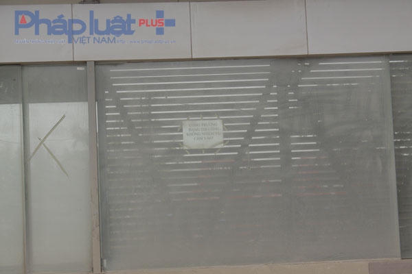 Tại cửa kính ra vào được gián những mảnh giấy và vẽ những hình ảnh không đẹp làm mất mỹ quan đô thị.