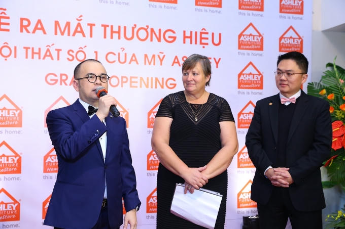 Bà Shari Wagner – Chủ tịch của Ashley Furniture từ USA và Ông Robin – Vice President Sales, Asia