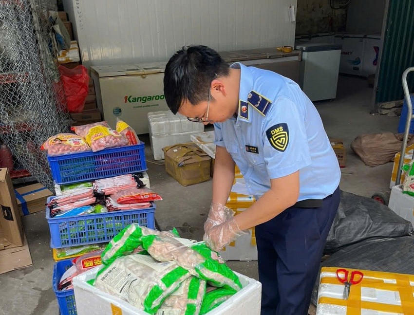 Tạm giữ trên 800kg xúc xích, lạp xưởng không rõ nguồn gốc xuất xứ.