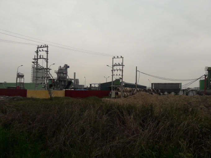 Trạm trộn asphalt “mọc” trên hành lang bảo vệ đê.  (Ảnh: Văn Khúc).