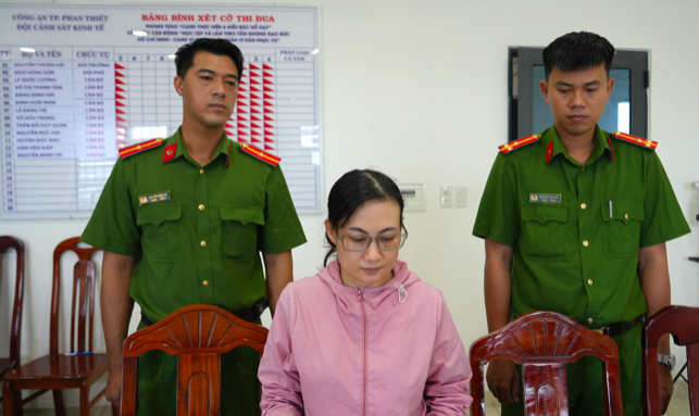 Cơ quan điều tra tống đạt quyết định khởi tố Nguyễn Thị Hoàng Oanh. (Ảnh: PLO)