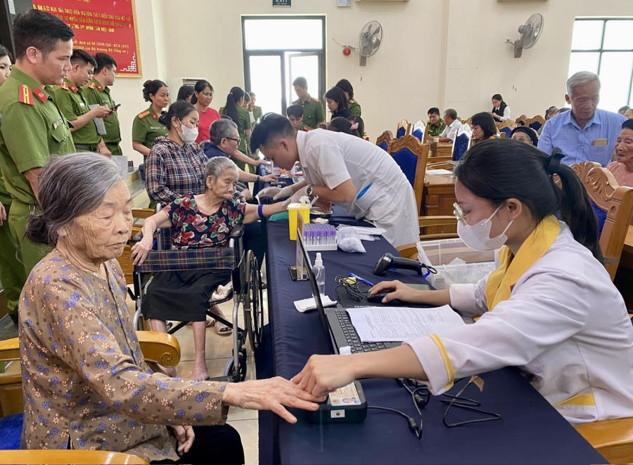 Công an tỉnh phối hợp với Công ty Cổ phần GeneStory và các đơn vị liên quan tổ chức thu nhận mẫu ADN cho thân nhân của liệt sĩ chưa xác định danh tính trên địa bàn tỉnh. (Ảnh: CATH)