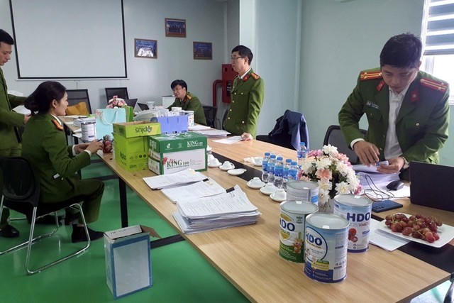 Cơ quan Công an thu giữ nhiều tài liệu tại Công ty Rance Pharma và Công ty Hacofood phục vụ điều tra.