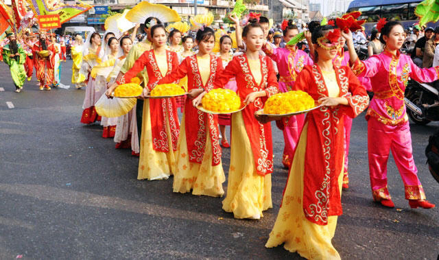 Múa cờ,quạt tại lễ hội. Ảnh: Dương Thanh