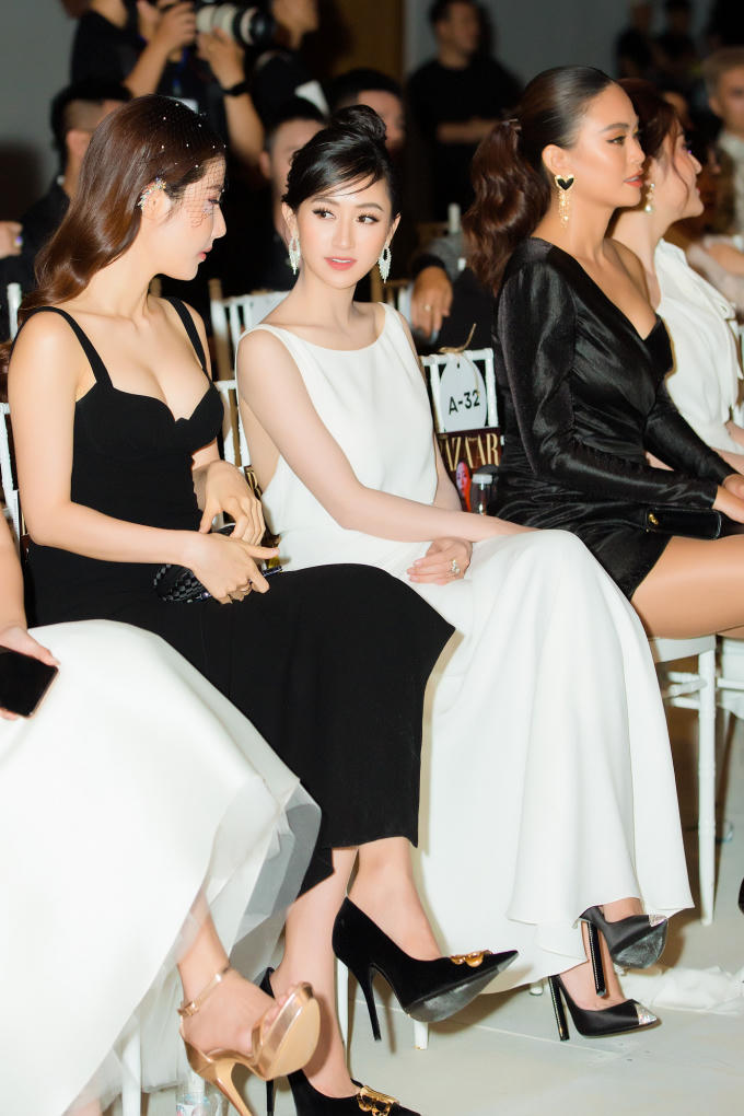 Sự đầu tư lớn về mặt phụ kiện (túi xách, giày) đã giúp cô ghi điểm tuyệt đối.