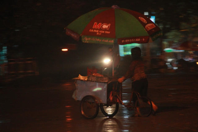 Người phụ nữ rảo bước bán hàng rong trên phố